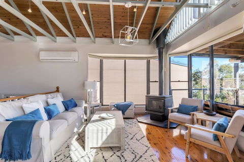 STUNNING WATERFRONT ESCAPE AT DALEYS POINT - Hervey Bay Accommodation 2