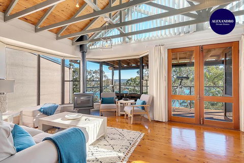 STUNNING WATERFRONT ESCAPE AT DALEYS POINT - Hervey Bay Accommodation 0