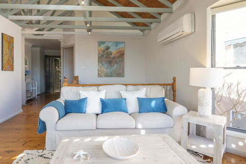 STUNNING WATERFRONT ESCAPE AT DALEYS POINT - Hervey Bay Accommodation 3
