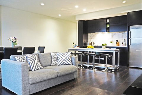 STYLISH 2BR 2BTH + CAR = HEART OF SOUTH YARRA - Hervey Bay Accommodation 2