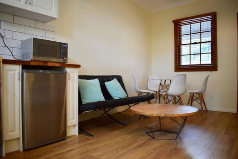 Stylish Cute Cottage In McMahons Point - Hervey Bay Accommodation 0