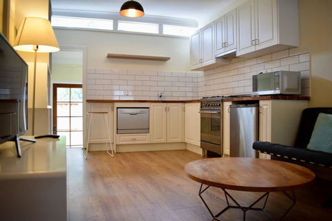 Stylish Cute Cottage In McMahons Point - Hervey Bay Accommodation 1