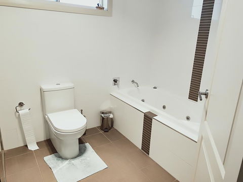 Stylish Private Bathroom-Luxurious Modern Big Home - Hervey Bay Accommodation 2