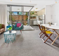 Stylish Valley Unit with Terrace Parking and Pool - Hervey Bay Accommodation