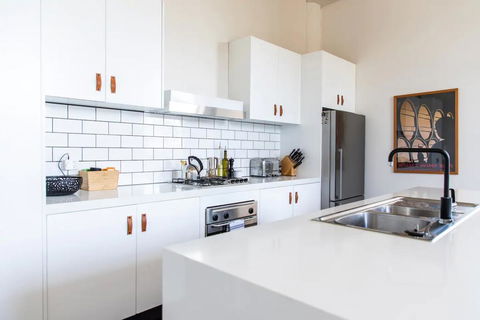 Stylish Warehouse Conversion In The Heart Of Fitzroy - Tourism Hervey Bay 3