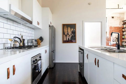 Stylish Warehouse Conversion In The Heart Of Fitzroy - Tourism Hervey Bay 2