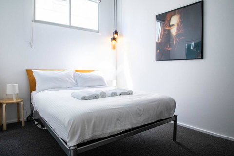 Stylish Warehouse Convert 2 Bedroom Apartment - Tourism Hervey Bay 3