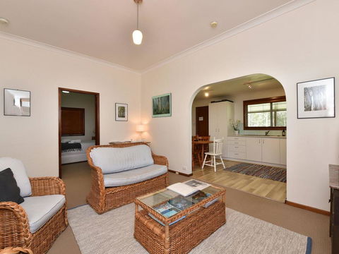Summerfield Cottage - Hunter Valley, Renovated House In Central North Rothbury - Hervey Bay Accommodation 3