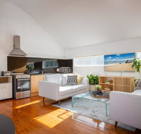 Sunlit Two-Bedroom Unit With Sprawling BBQ Deck - Hervey Bay Accommodation