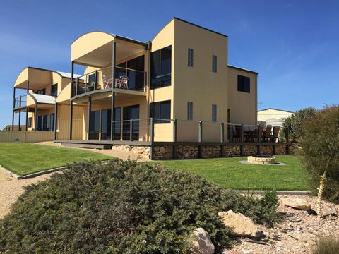 Sunset Cove Beach House - Tourism Hervey Bay 0