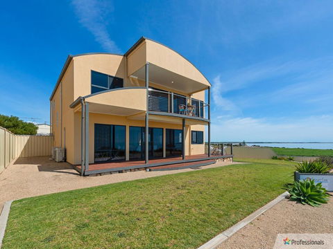 Sunset Cove Beach House - Tourism Hervey Bay 0