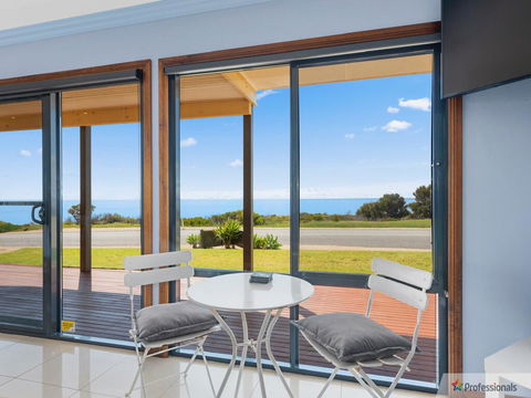 Sunset Cove Beach House - Tourism Hervey Bay 3
