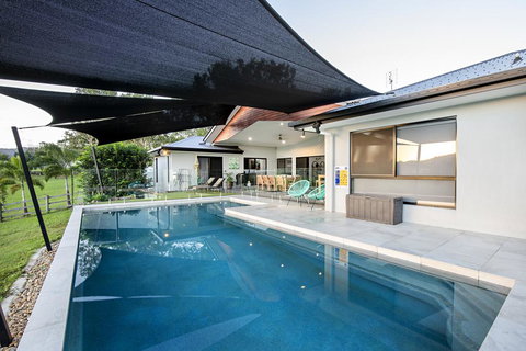 Sunset Penthouse Couples Retreat, Close To Airlie Beach, Champagne On Arrival - Hervey Bay Accommodation 1