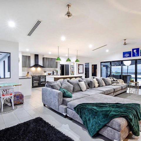 Sunset Penthouse Couples Retreat, Close To Airlie Beach, Champagne On Arrival - Hervey Bay Accommodation 3