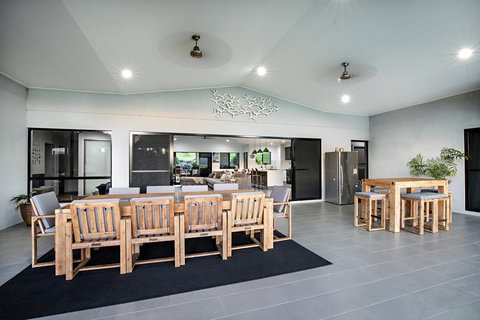 Sunset Penthouse Couples Retreat, Close To Airlie Beach, Champagne On Arrival - Hervey Bay Accommodation 2