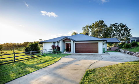 Sunset Retreat Airlie Beach Rural Getaway - Hervey Bay Accommodation 0