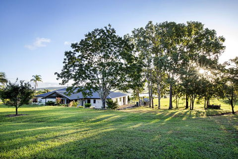 Sunset Retreat Airlie Beach Rural Getaway - Hervey Bay Accommodation 1