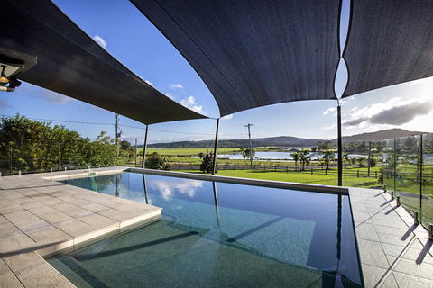 Sunset Retreat Airlie Beach Rural Getaway - Hervey Bay Accommodation 2