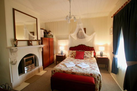 Tenterfield Historic C1895 Cottage - Hervey Bay Accommodation 2