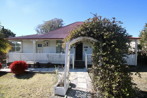 Tenterfield Historic C1895 Cottage - Hervey Bay Accommodation 1