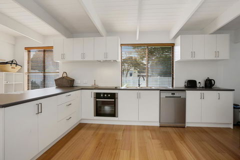 THE ASHMAN HOUSE - Modern And Close To Town - Hervey Bay Accommodation 2