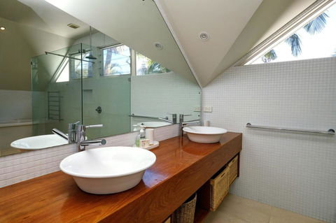 THE BEACH HOUSE - Hervey Bay Accommodation 0