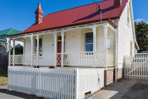 Brampton Cottage - Hervey Bay Accommodation 0