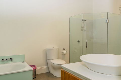 Roxburgh House Apartments - Hervey Bay Accommodation 4