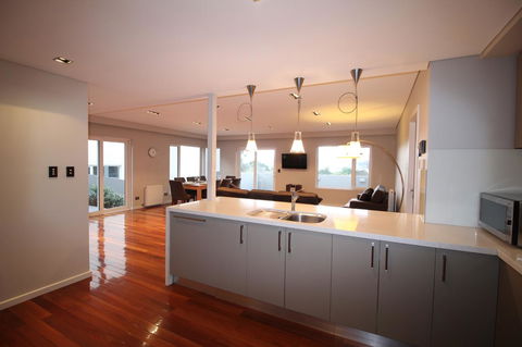 Sunny 3 Bedroom Apartment In Sandy Bay - Hervey Bay Accommodation 11