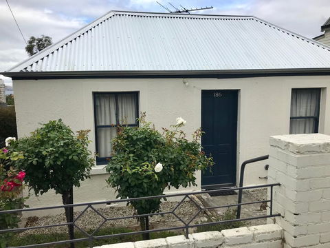 Omaroo House - Panoramic Water Views - Tourism Hervey Bay 0