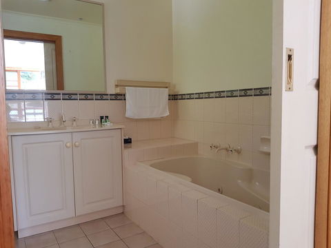 Cradle Forest Inn - Tourism Hervey Bay 3