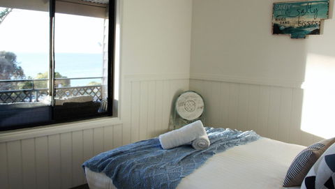 KINGFISHER COTTAGE Beachfront At The Binalong Bay - Hervey Bay Accommodation 11