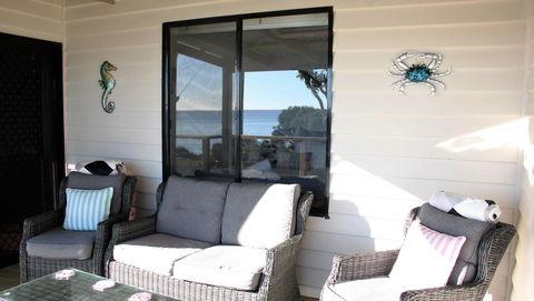 KINGFISHER COTTAGE Beachfront At The Binalong Bay - Hervey Bay Accommodation 7