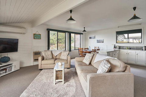 KINGFISHER COTTAGE Beachfront At The Binalong Bay - Hervey Bay Accommodation 4