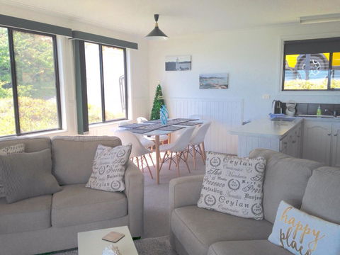 KINGFISHER COTTAGE Beachfront At The Binalong Bay - Hervey Bay Accommodation 24