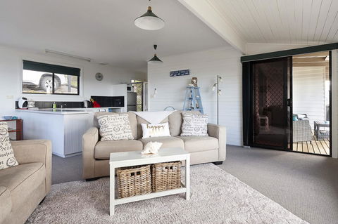 KINGFISHER COTTAGE Beachfront At The Binalong Bay - Hervey Bay Accommodation 22