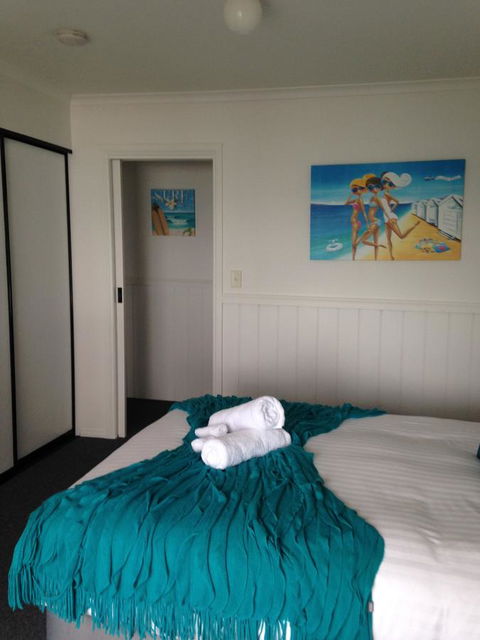 KINGFISHER COTTAGE Beachfront At The Binalong Bay - Hervey Bay Accommodation 25