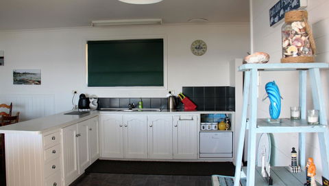 KINGFISHER COTTAGE Beachfront At The Binalong Bay - Hervey Bay Accommodation 20