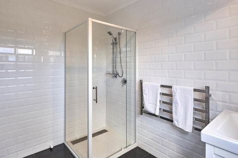 DOLPHIN LOOKOUT COTTAGE - Amazing Views Of The Bay Of Fires - Hervey Bay Accommodation 3