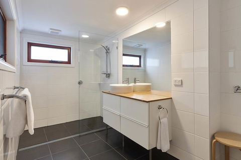 DOLPHIN LOOKOUT COTTAGE - Amazing Views Of The Bay Of Fires - Hervey Bay Accommodation 2