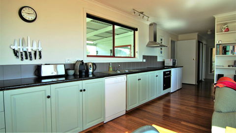 DOLPHIN LOOKOUT COTTAGE - Amazing Views Of The Bay Of Fires - Hervey Bay Accommodation 5