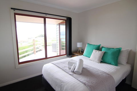 DOLPHIN LOOKOUT COTTAGE - Amazing Views Of The Bay Of Fires - Hervey Bay Accommodation 8