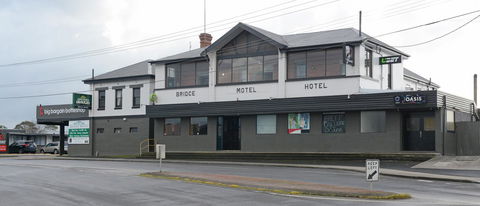 Bridge Hotel - Hervey Bay Accommodation 0