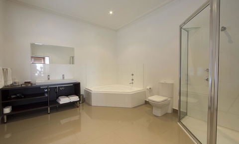 Ikon Hotel - Hervey Bay Accommodation 2