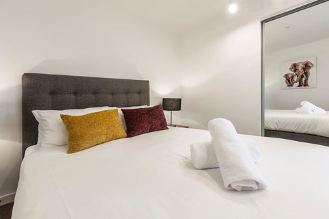 2Bedroom Apartment With Views In Docklands Next To CBD & Marvel Stadium - Hervey Bay Accommodation 12