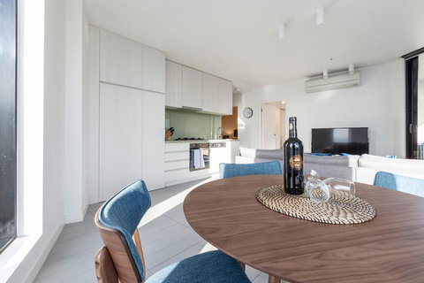 2Bedroom Apartment With Views In Docklands Next To CBD & Marvel Stadium - Hervey Bay Accommodation 3