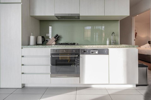 2Bedroom Apartment With Views In Docklands Next To CBD & Marvel Stadium - Hervey Bay Accommodation 6