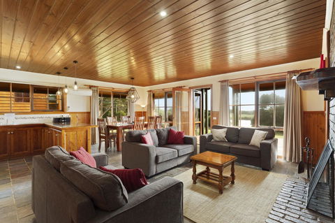 Apollo Bay Cottages - Tourism Hervey Bay 2