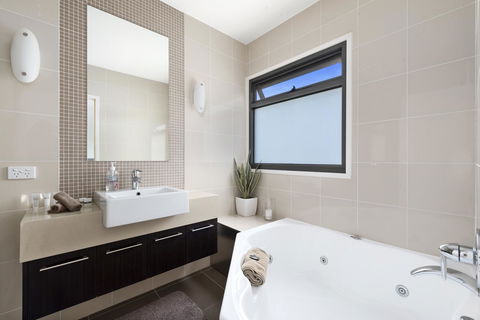 Apollo Bay Cottages - Tourism Hervey Bay 8