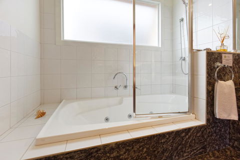 54 On Bank - Hervey Bay Accommodation 23